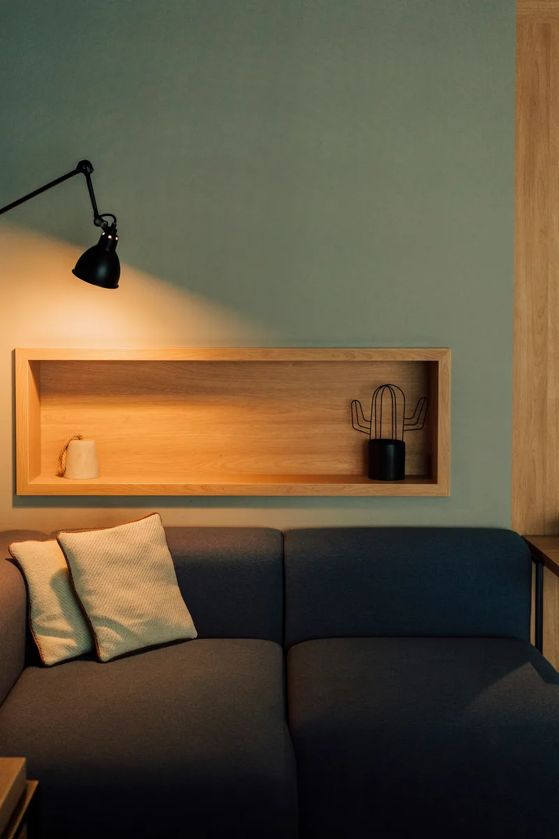Salón acogedor con sofá y lámpara de luz cálida
