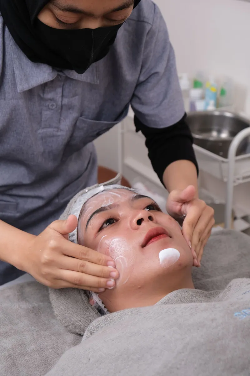 Profesional realizando un tratamiento facial para el cuidado de la piel