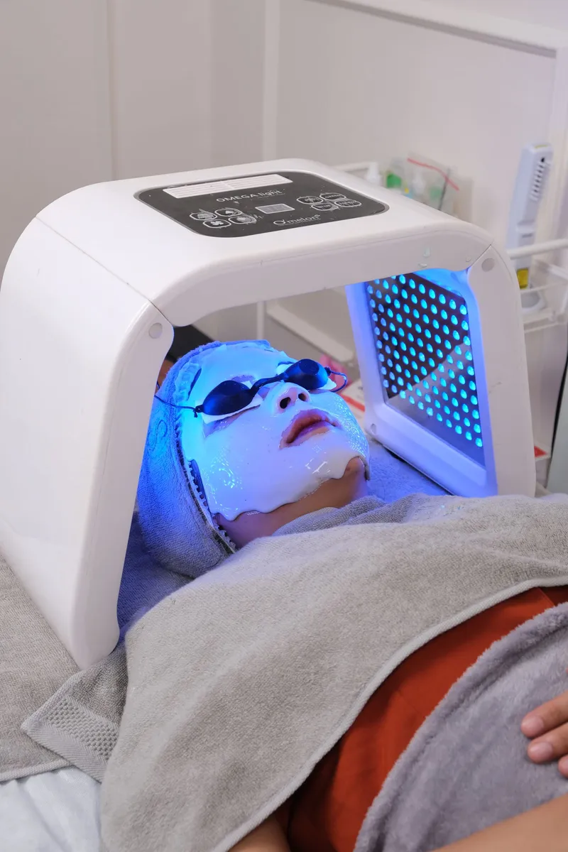 Sesión de fototerapia facial con máscara de luz para el cuidado de la piel