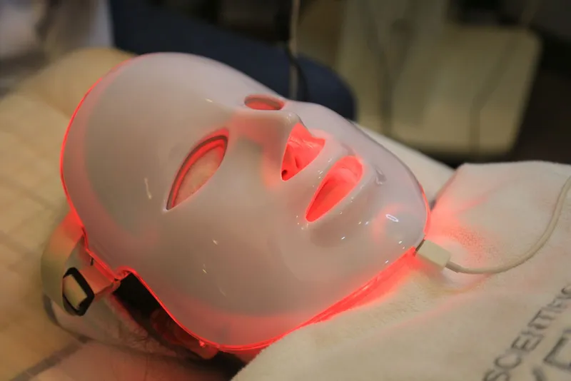 Primer plano de una máscara LED facial usada en tratamientos de luz roja para la piel